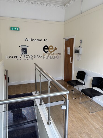 34 Lochrin Buildings, Edinburgh to rent - Lobby - Image 2 of 7