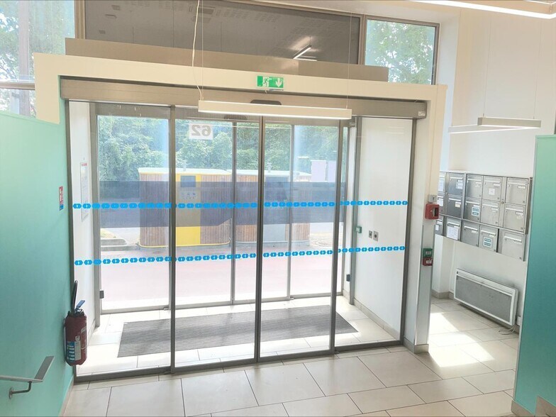 Office in Charenton-le-Pont to rent - Lobby - Image 2 of 10