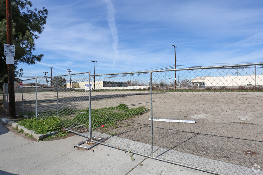 Julian Ave, Bakersfield, CA for sale - Primary Photo - Image 1 of 3