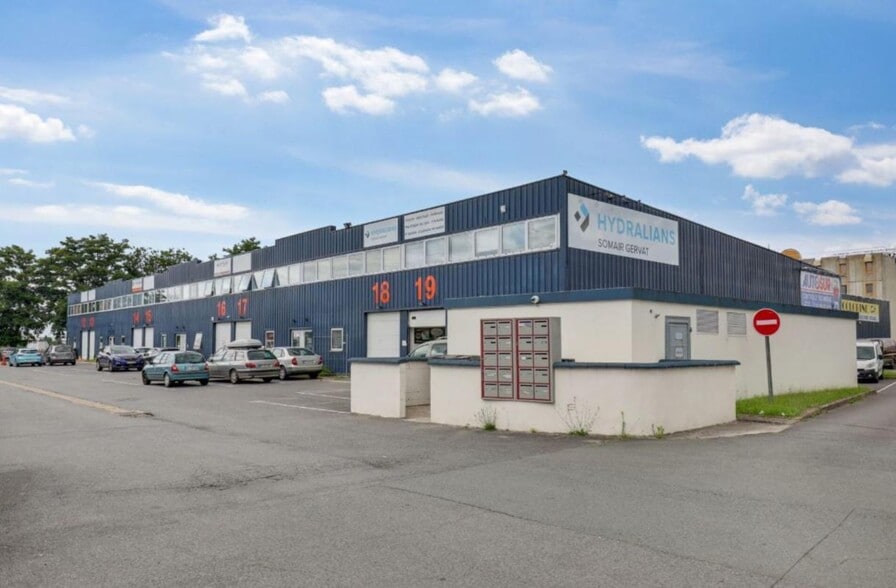 4 Route De Longjumeau, Chilly-Mazarin to rent - Building Photo - Image 1 of 4