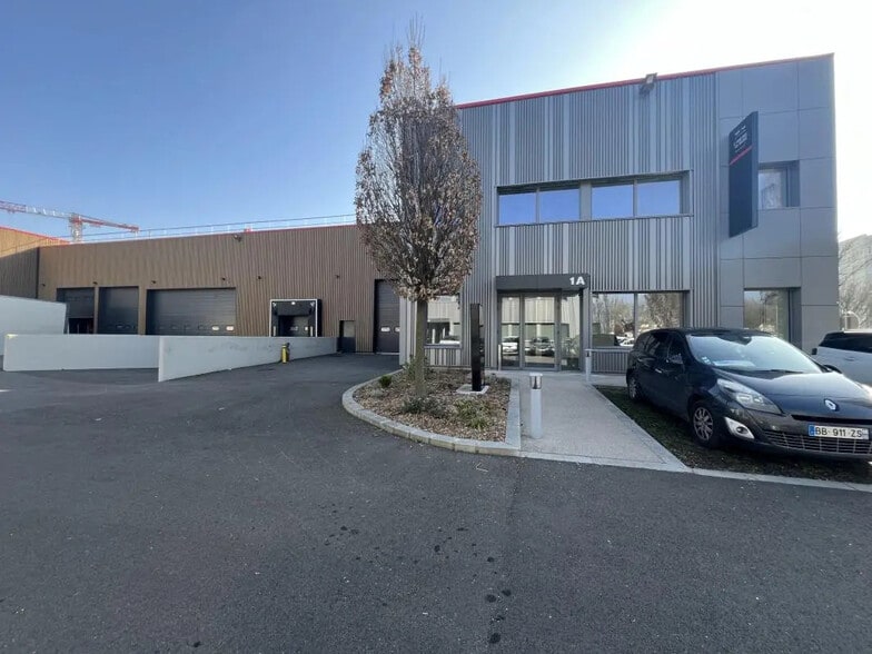 157 Avenue Charles Floquet, Le Blanc-Mesnil to rent - Building Photo - Image 3 of 6