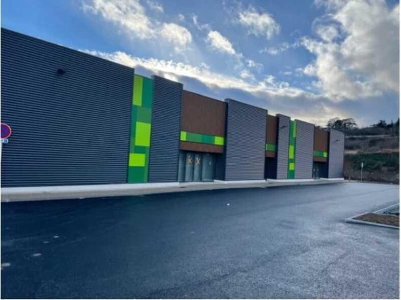 Retail in Anse for sale - Building Photo - Image 3 of 12