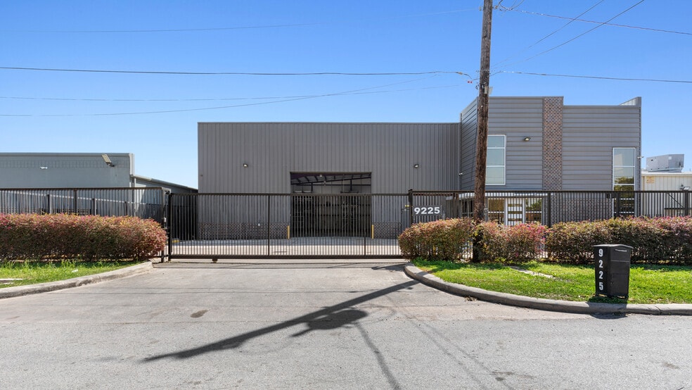 9225 Rasmus Dr, Houston, TX for sale - Building Photo - Image 1 of 1