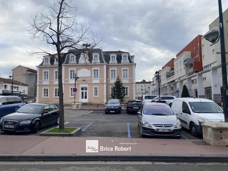 7 Place Jean Monnet, Meyzieu to rent - Building Photo - Image 3 of 8