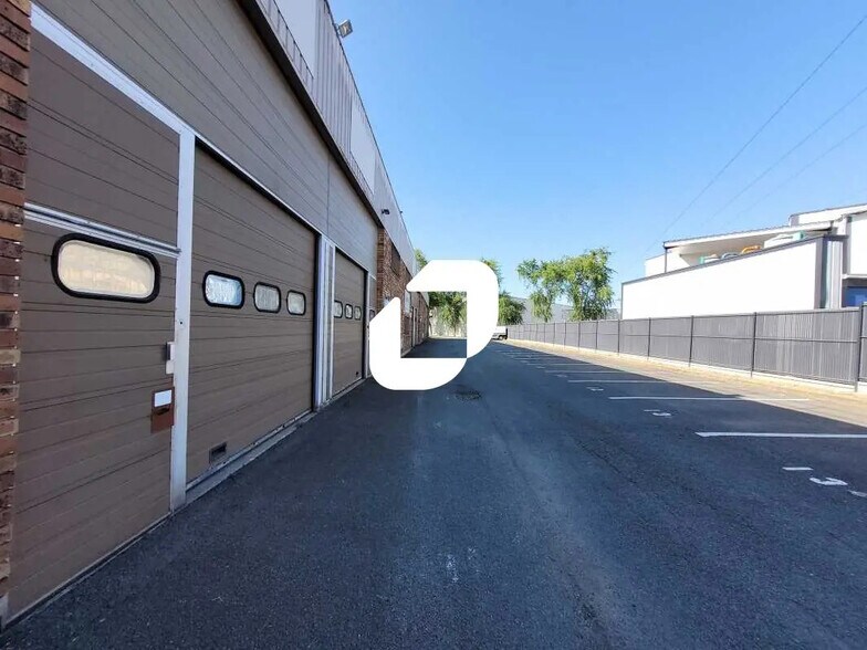 Light Industrial in Lisses to rent - Building Photo - Image 2 of 12