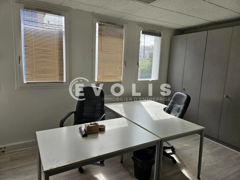 Office in Montrouge to rent - Interior Photo - Image 2 of 9