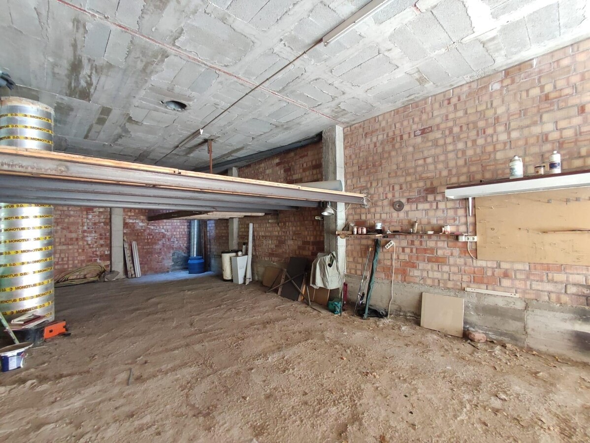 Manresa, BAR 08243 - Unit - - - Interior Photo - Image 1 of 6