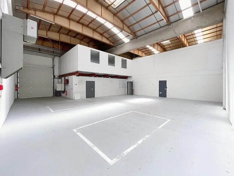 12 Chemin Des Gorges, Dardilly to rent - Interior Photo - Image 3 of 12
