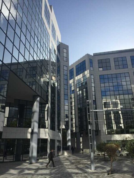 Office in Noisy-le-Grand to rent - Building Photo - Image 1 of 6