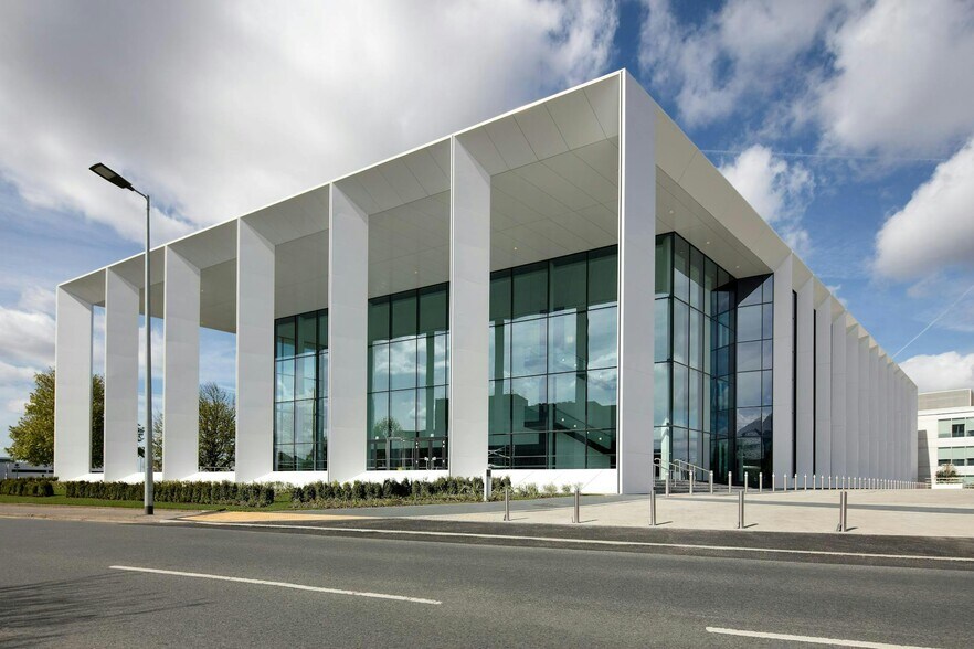 234 Bath Rd, Slough to rent - Building Photo - Image 1 of 10