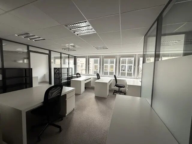 Location Bureaux 127 m² - Photo 1