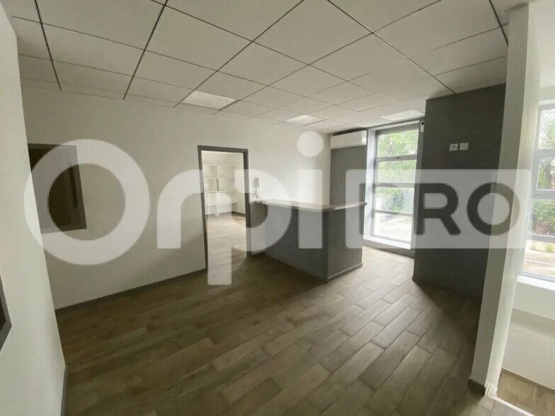 Office in Villefranche-sur-Saône to rent - Building Photo - Image 2 of 12