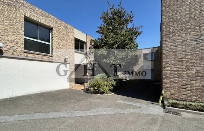 Industrial in Buc for sale Building Photo- Image 1 of 10