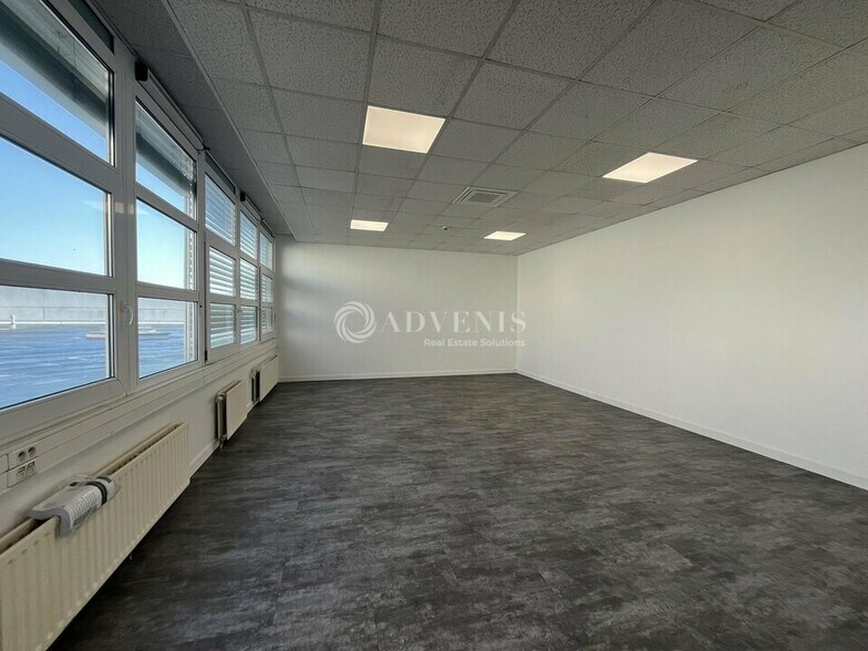 Office in Goussainville to rent - Interior Photo - Image 2 of 9