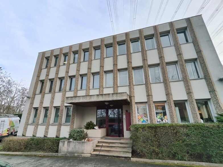 4 Rue Maryse Bastié, Igny to rent - Building Photo - Image 2 of 8