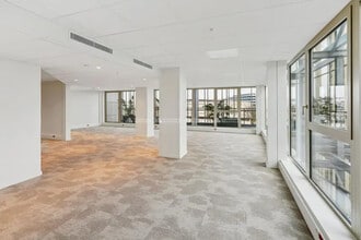 1-3 Rue Stephenson, Montigny-le-Bretonneux to rent Interior Photo- Image 2 of 2