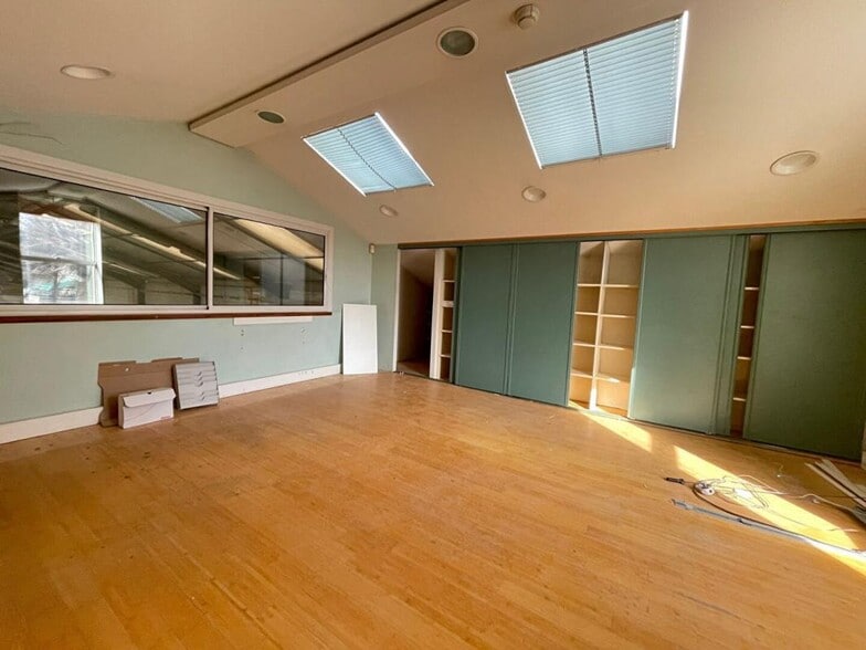 Industrial in Toulouse to rent - Building Photo - Image 1 of 3