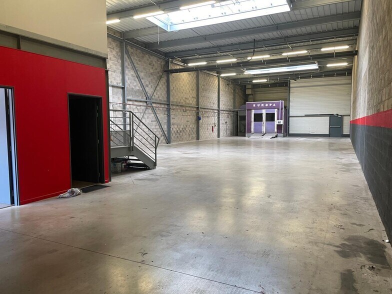 Light Industrial in Chambly to rent - Interior Photo - Image 2 of 8