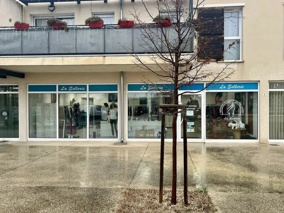 Location Commerce 105 m² - Photo 1