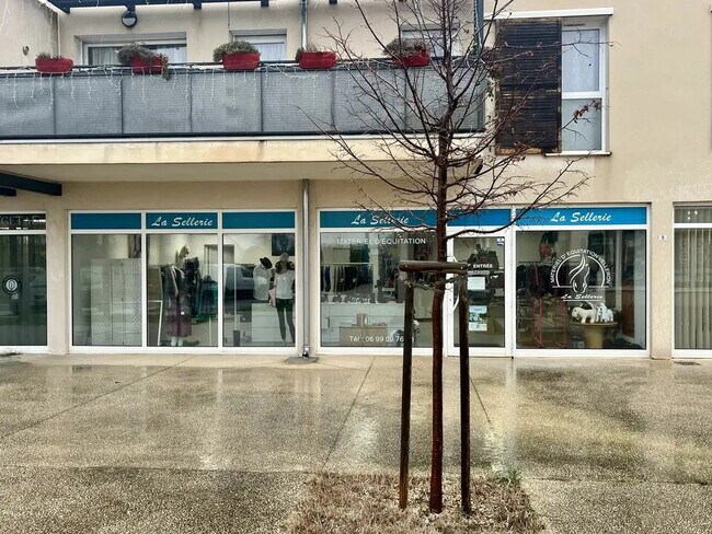 Location Commerce 105 m²