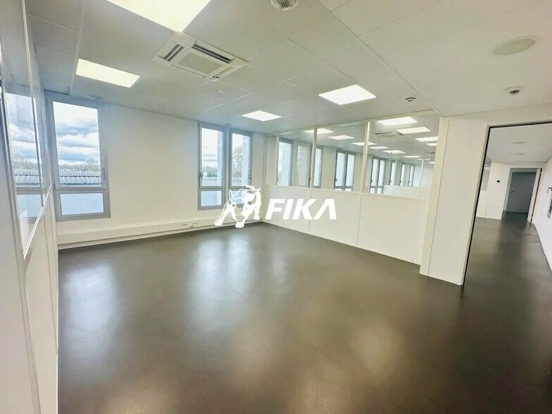 Office in Mérignac to rent - Interior Photo - Image 2 of 6