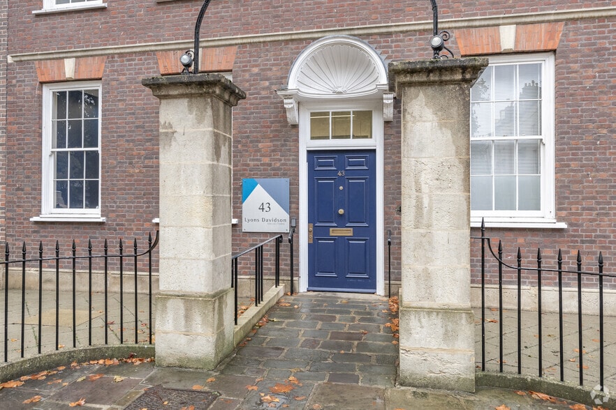 43 Queen Sq, Bristol to rent - Building Photo - Image 3 of 4