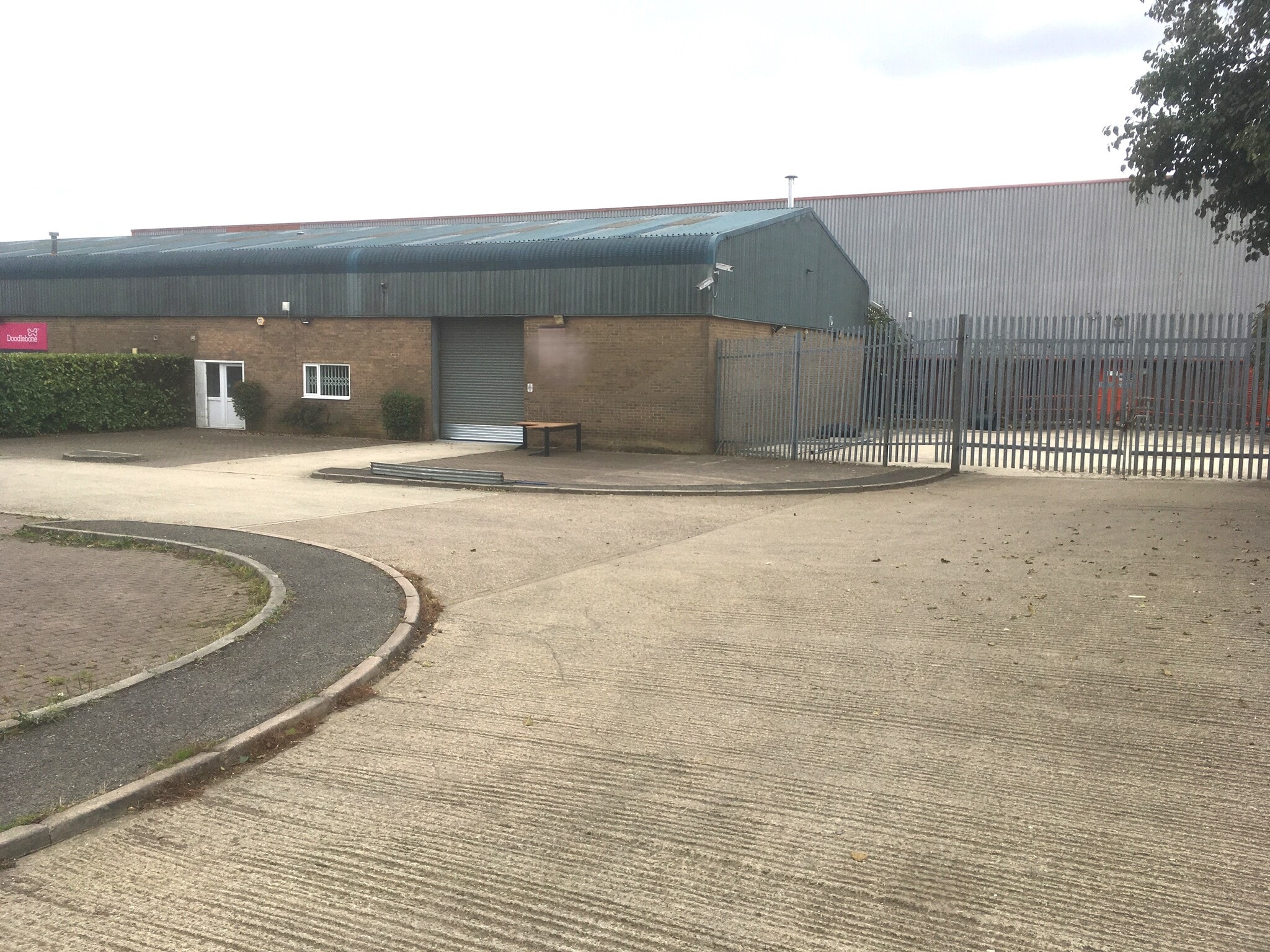 Unit 8 Canada Close, Banbury to rent Primary Photo- Image 1 of 7