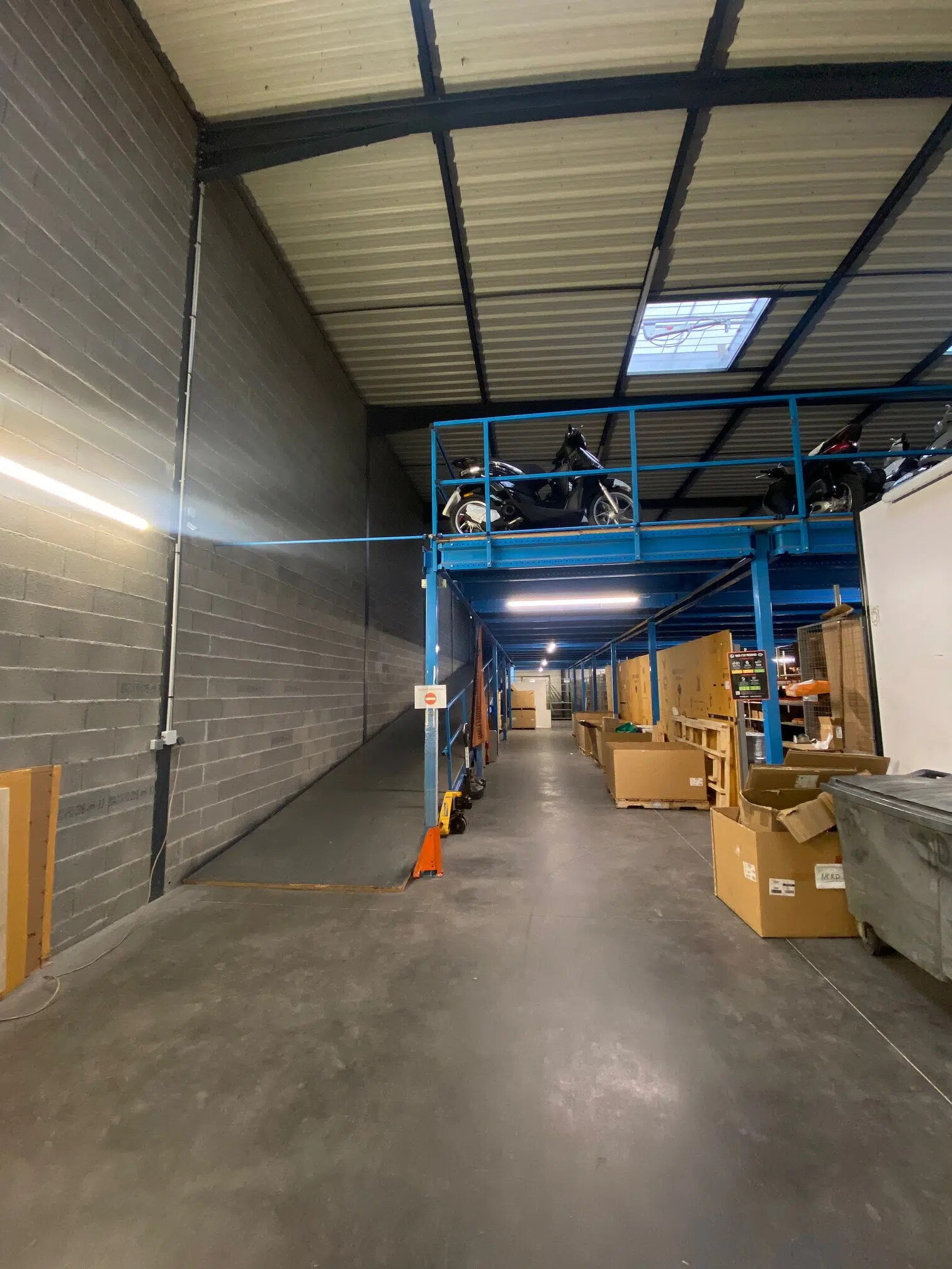 Light Industrial in Brignais for sale Interior Photo- Image 1 of 3