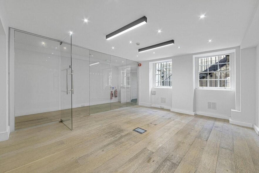 72 Charlotte St, London to rent - Interior Photo - Image 3 of 9