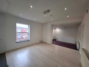 388-390 Ashton Rd, Oldham to rent Interior Photo- Image 2 of 2
