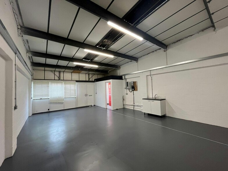 Bessemer Cres, Aylesbury to rent - Building Photo - Image 2 of 9