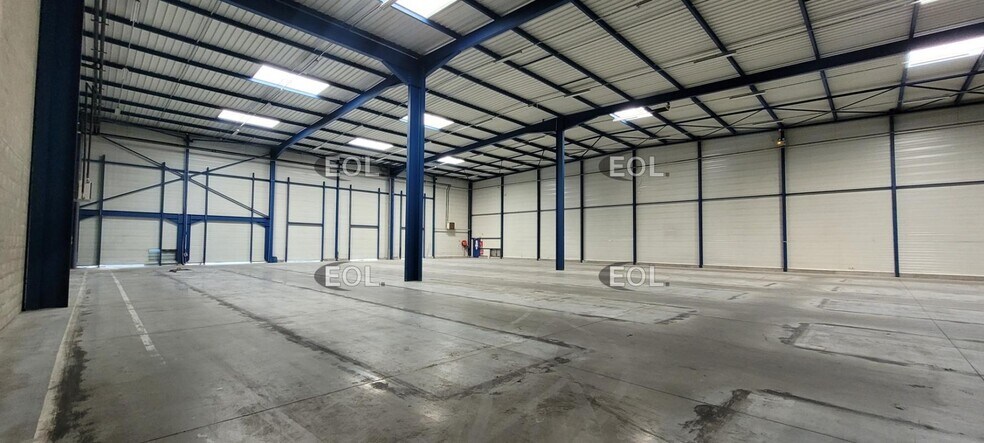 Industrial in Miribel to rent - Interior Photo - Image 3 of 6