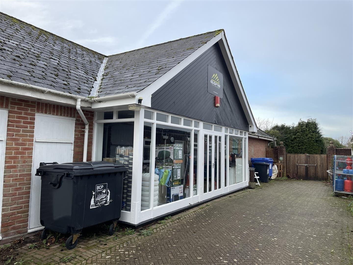 Merley Roundabout, Corfe Mullen to rent Building Photo- Image 1 of 13