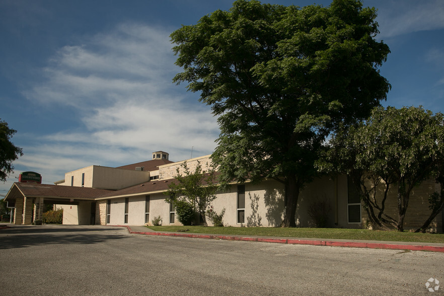 8308 Fredericksburg Rd, San Antonio, TX for rent - Primary Photo - Image 1 of 10