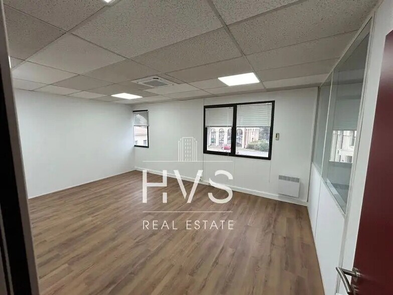 Office in Aix-en-Provence to rent - Building Photo - Image 3 of 6