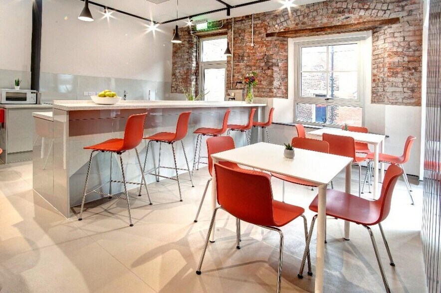 College St, Newcastle Upon Tyne to rent - Interior Photo - Image 3 of 5