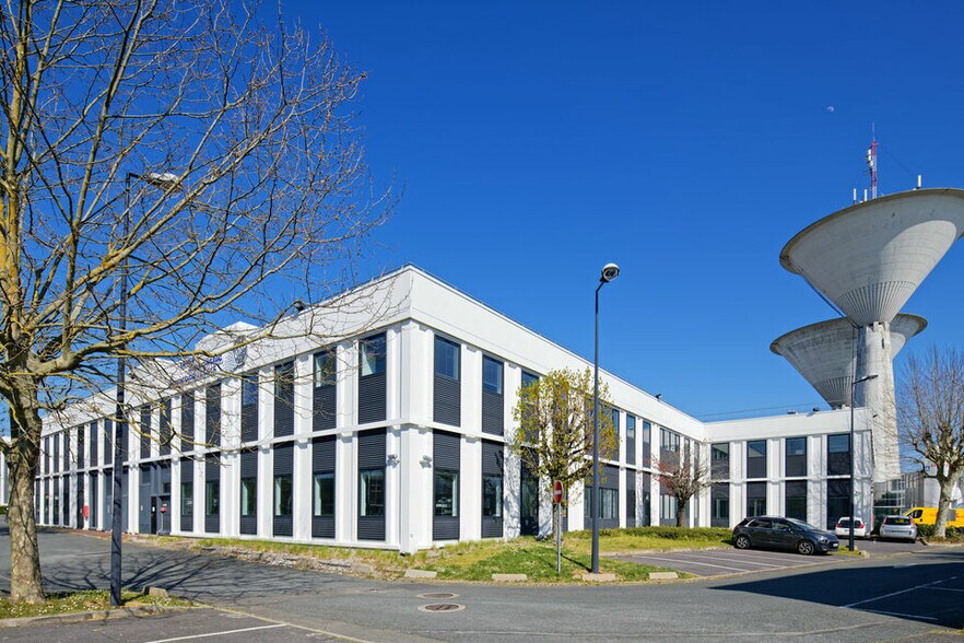 12 Avenue Du Québec, Villebon-sur-Yvette to rent - Building Photo - Image 1 of 6