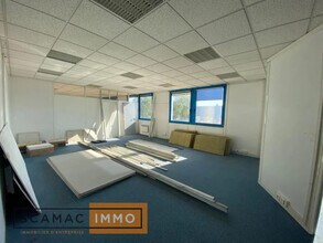 Office in Ris-Orangis to rent Interior Photo- Image 1 of 3