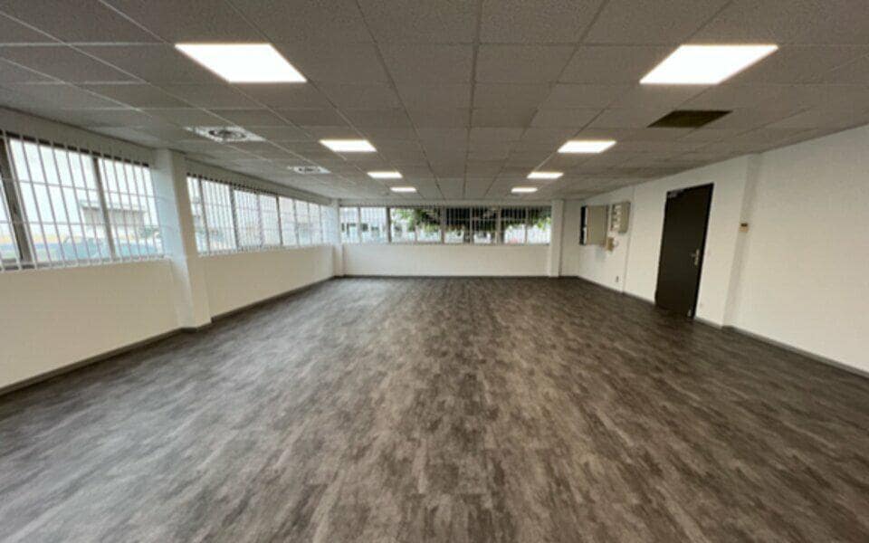 Location Local d'activités 250 m² - Photo 1