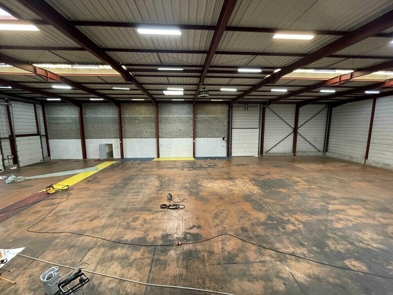 Light Industrial in Corbas to rent - Interior Photo - Image 3 of 12