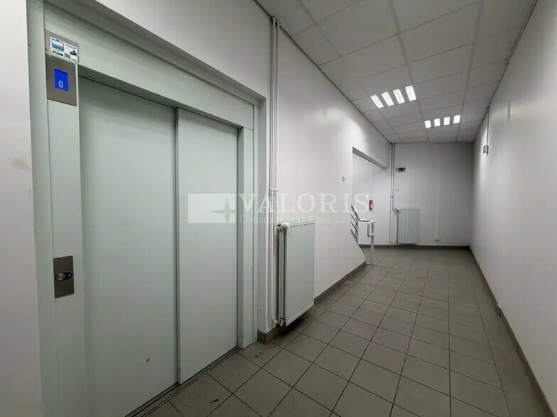 20 Avenue Lucien Buisson, Meyzieu to rent - Building Photo - Image 3 of 8