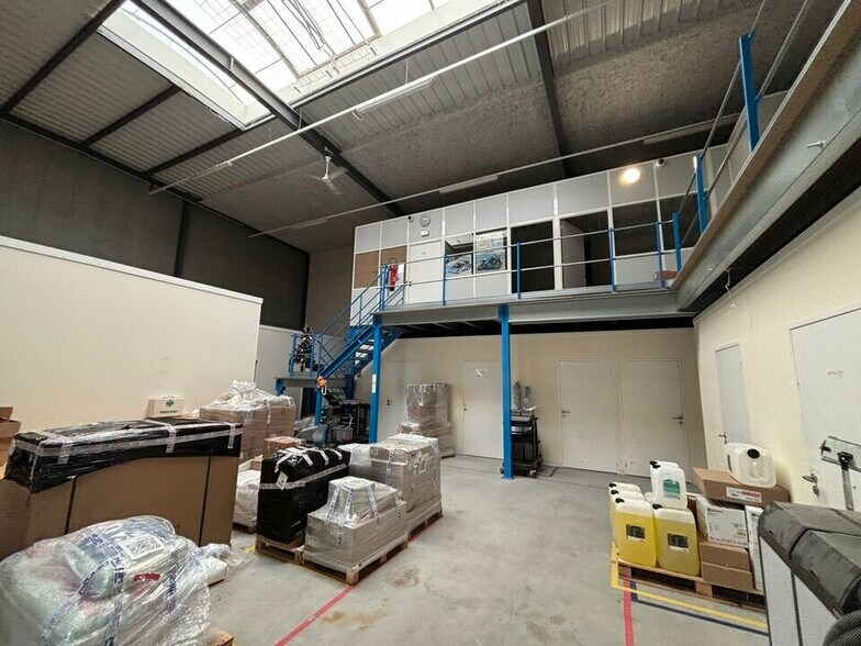 Light Industrial in Saint-Priest to rent - Interior Photo - Image 3 of 13