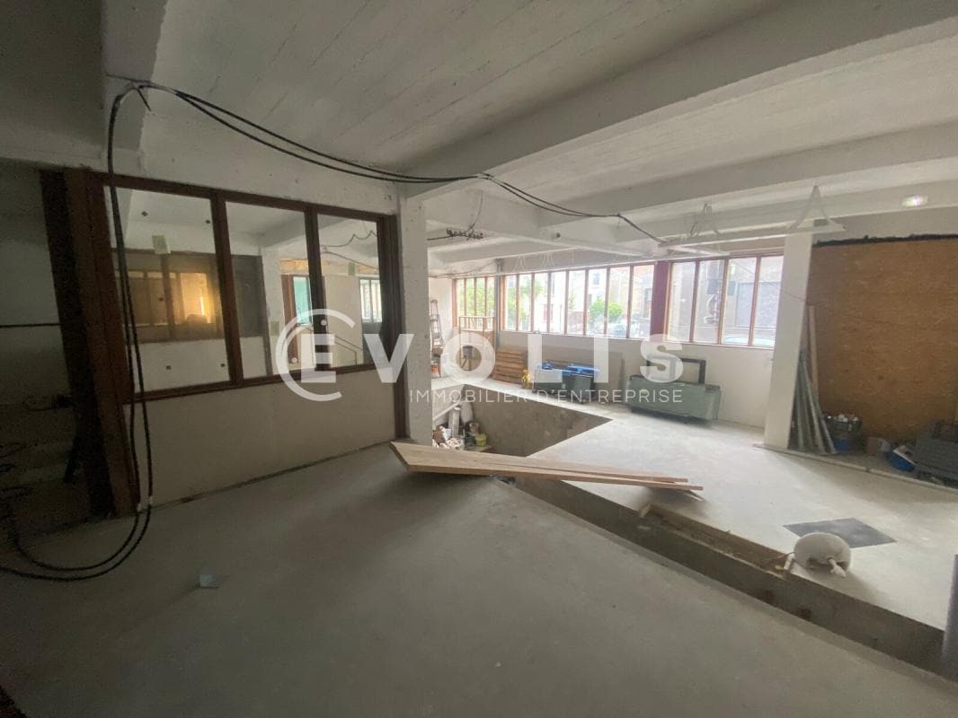 Light Industrial in Montreuil for sale Building Photo- Image 1 of 8