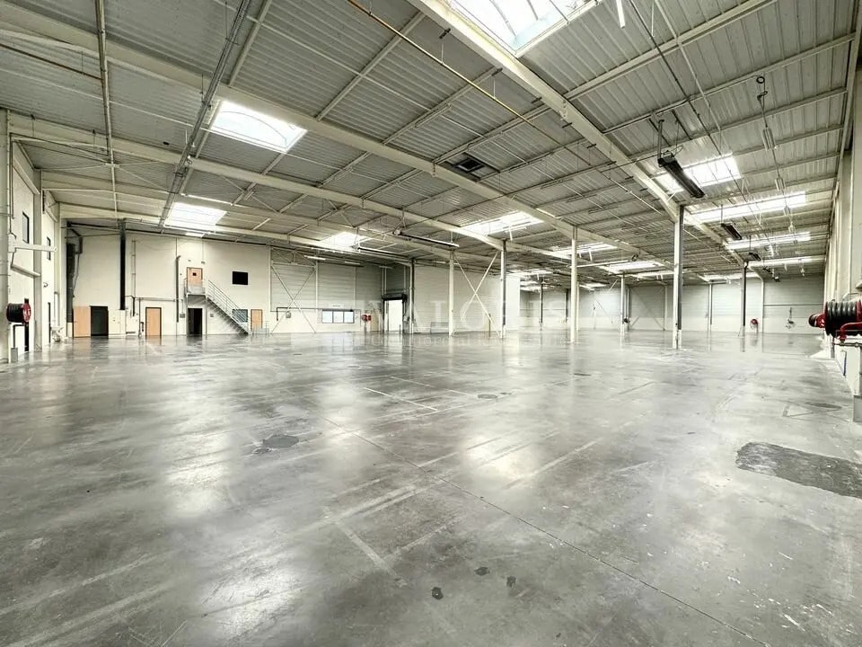 Light Industrial in Saint-Priest to rent Interior Photo- Image 1 of 4