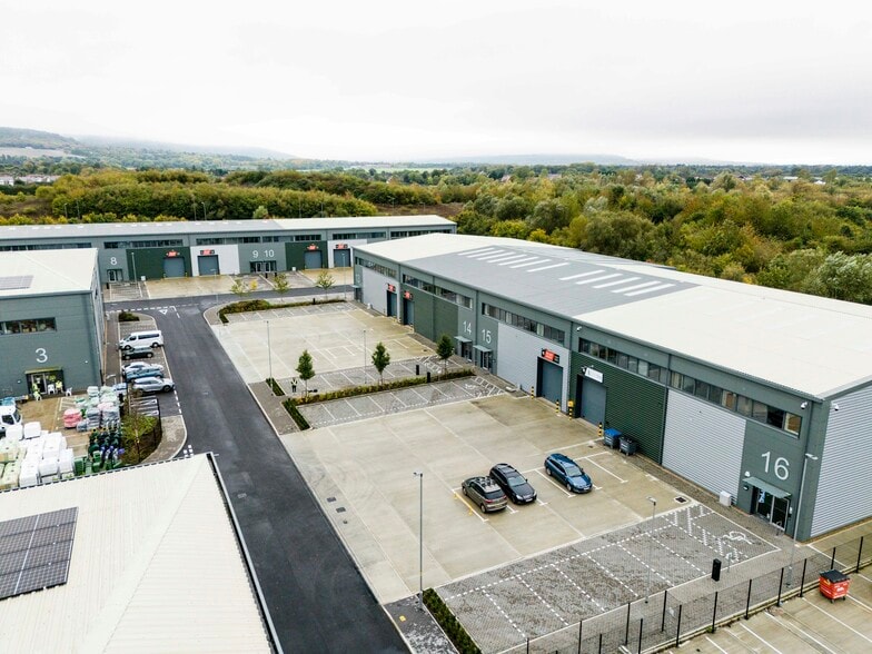 College Rd, Aylesbury to rent - Building Photo - Image 2 of 5