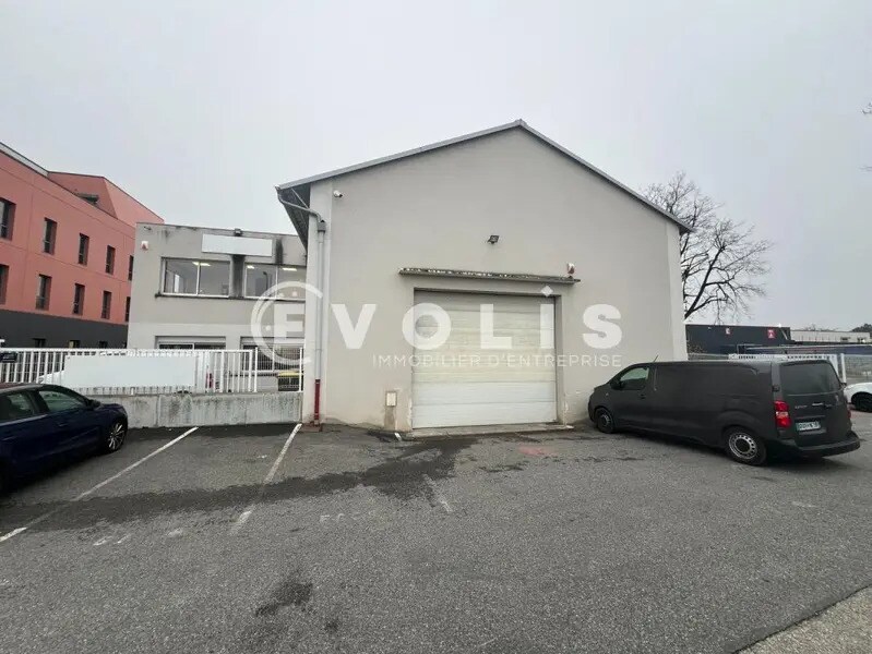 Light Industrial in Chassieu to rent Building Photo- Image 1 of 9