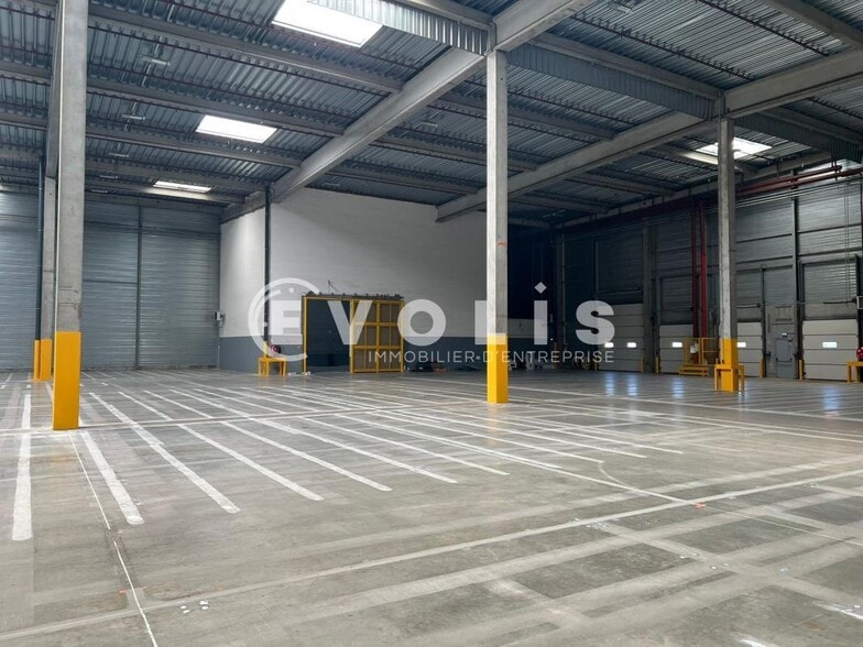 3 Rue Des Chapelles, Saint-Quentin-Fallavier to rent - Building Photo - Image 2 of 8