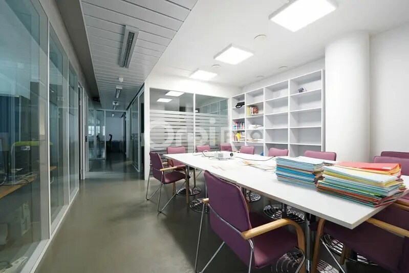 10 Avenue Des Canuts, Vaulx-en-Velin to rent - Building Photo - Image 2 of 12