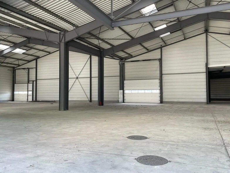 Light Industrial in Cormeilles-en-Parisis to rent - Interior Photo - Image 3 of 25