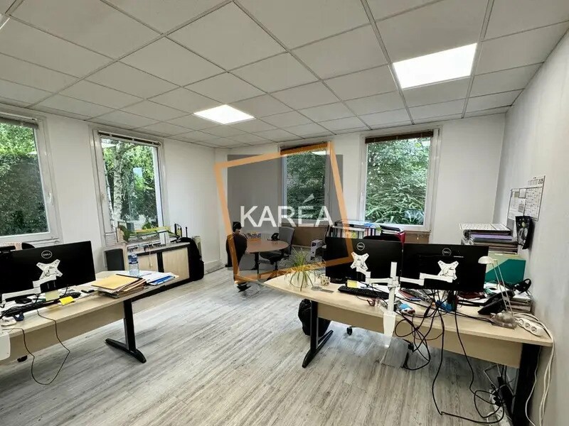 Office in Magny-le-Hongre to rent Interior Photo- Image 1 of 6